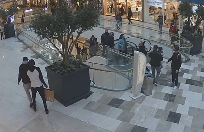 Senegalli milli futbolcu Papy Djilobodji’nin zor anları kamerada: Futbolcuya AVM’de silah çekip şemsiye fırlattı!