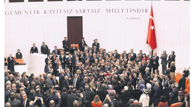 CHP’nin ikiyüzlü siyaseti: Kürsüde yumruk kuliste tebrik