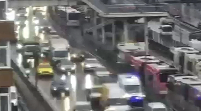 İstanbul Avcılar'da İki Metrobüs Çarpıştı: Yaralılar Var